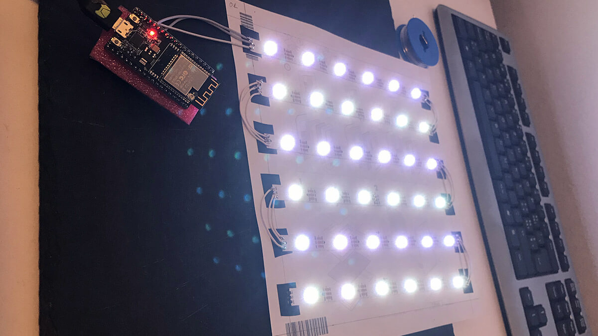 Verlötete LED-Streifen mit Mikrocontroller zur Steuerung der Farben