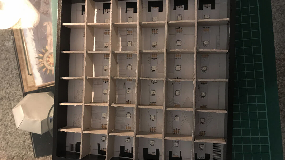 Kartonraster um die einzelnen LED voneinander abzuschirmen