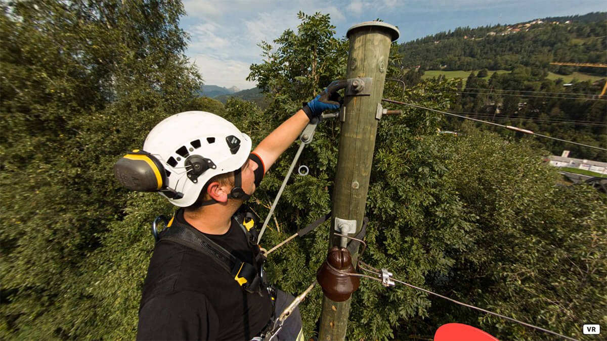 Netzelektrikerlehrling auf dem Mast